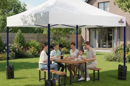 Rodina si užíva piknik pod skladacím stanom BRIMO, ktorý je ukotvený pomocou pieskových vakov pre maximálnu stabilitu.