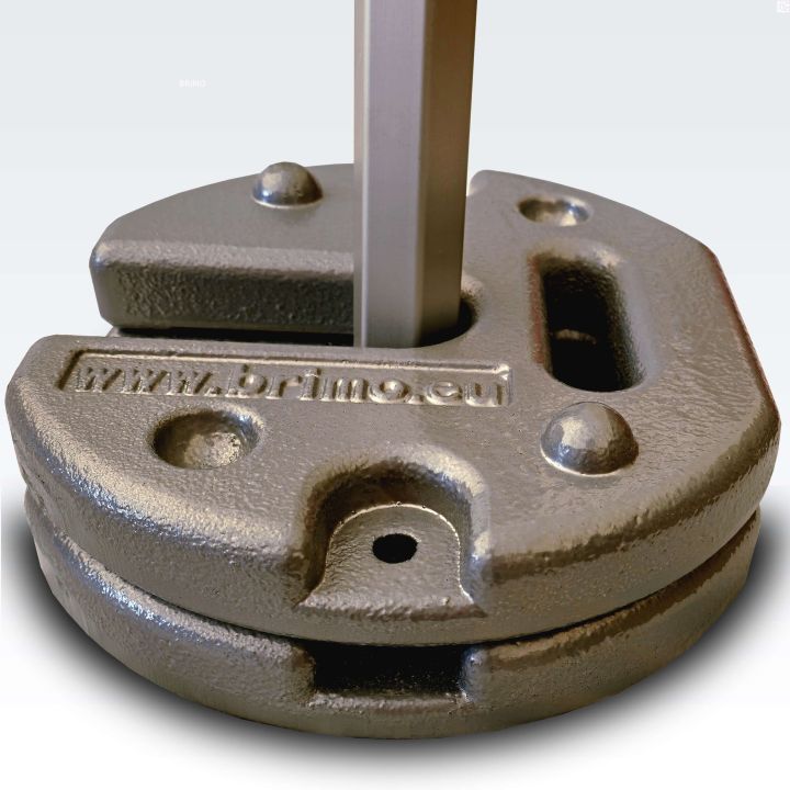 Dos pesas de acero apilables colocadas en la pierna de una tienda de tijera (primer plano)